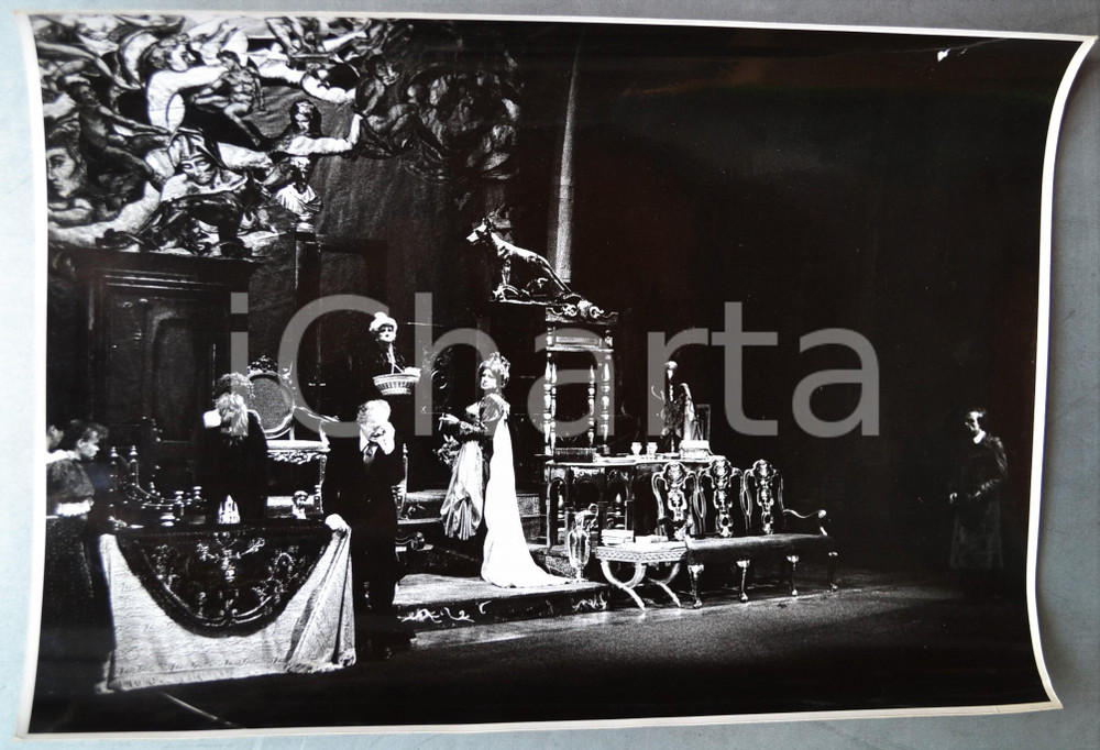 1974/75 ROMA Teatro Opera 2 - MOLIERE "Tartufo" regia MISSIROLI (1) Foto 40x29  Fotografia originale, con timbro del fotografo al verso.FOTOGRAFO: Marcello Norberth - RomaCONDIZIONI: G (lieve piegatura al lato superiore)FORMATO: 40x29 cm    originale e autentica 1