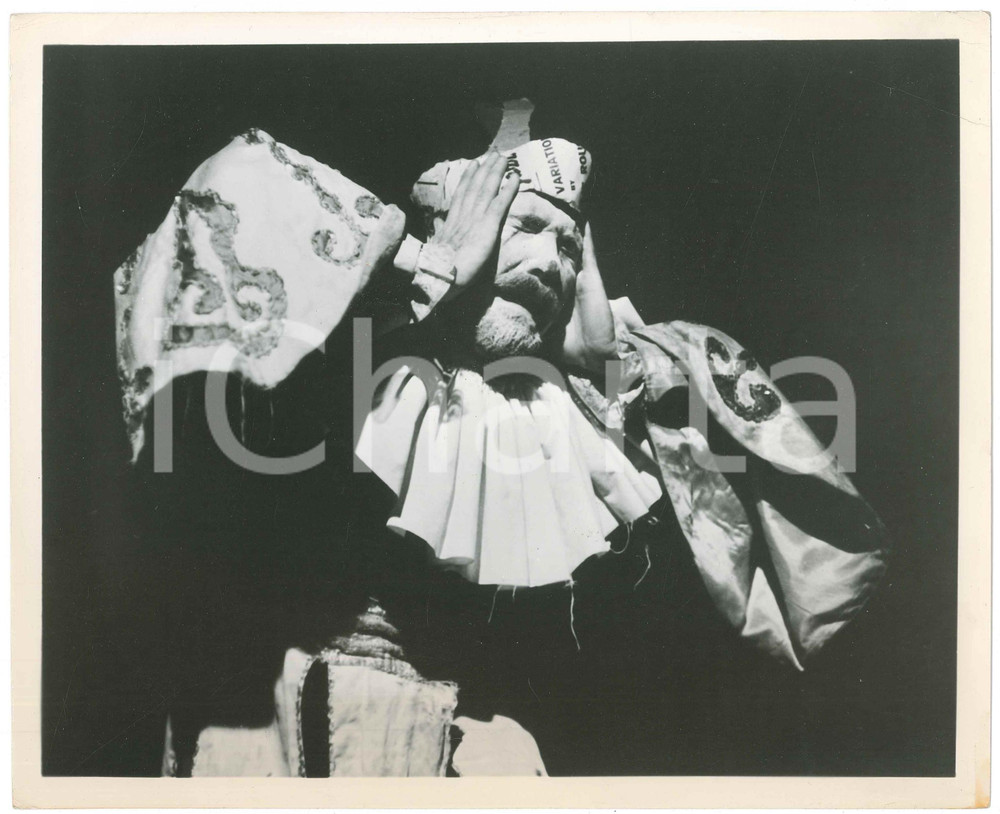 1960 ca LIVING THEATRE "Tonight we improvise" by Luigi PIRANDELLO - Photo (4)  Fotografia originale, con didascalia al verso.Si tratta dello spettacolo creato nel 1955 dal Living Theatre e successivamente ripreso. POOR/danneggiato piegature evidenti ai margini e agli angoli; ingiallimenti Formato: 26x20 cm originale e autentica 1