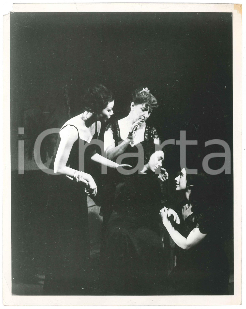 1960 ca LIVING THEATRE "Tonight we improvise" by Luigi PIRANDELLO - Photo (6)  Fotografia originale, con didascalia al verso.Si tratta dello spettacolo creato nel 1955 dal Living Theatre e successivamente ripreso. POOR/danneggiato piegature angolari, mancanza all'angolo superiore sinistro, piccolo strappo al lato superiore e lievi ingiallimenti Formato: 20x26 cm originale e autentica 1