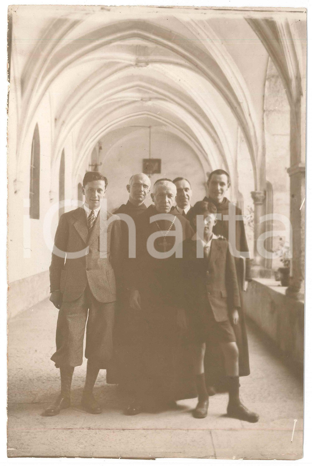 1928 FRANCE Abbaye d'Hautecombe - Abbé LAURE Padre ACCHIAPPATI - Foto  Fotografia d'epoca, con didascalia manoscritta al verso. FAIR/discreto piegatura al lato inferiore Formato: 16x25 cm originale e autentica 1