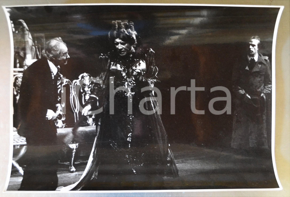 1974/75 ROMA Teatro Opera 2 - MOLIERE "Tartufo" regia MISSIROLI (3) Foto 40x29  Fotografia originale, con timbro del fotografo al verso.FOTOGRAFO: Marcello Norberth - RomaCONDIZIONI: F (piegature centrali)FORMATO: 40x29 cm    originale e autentica 1