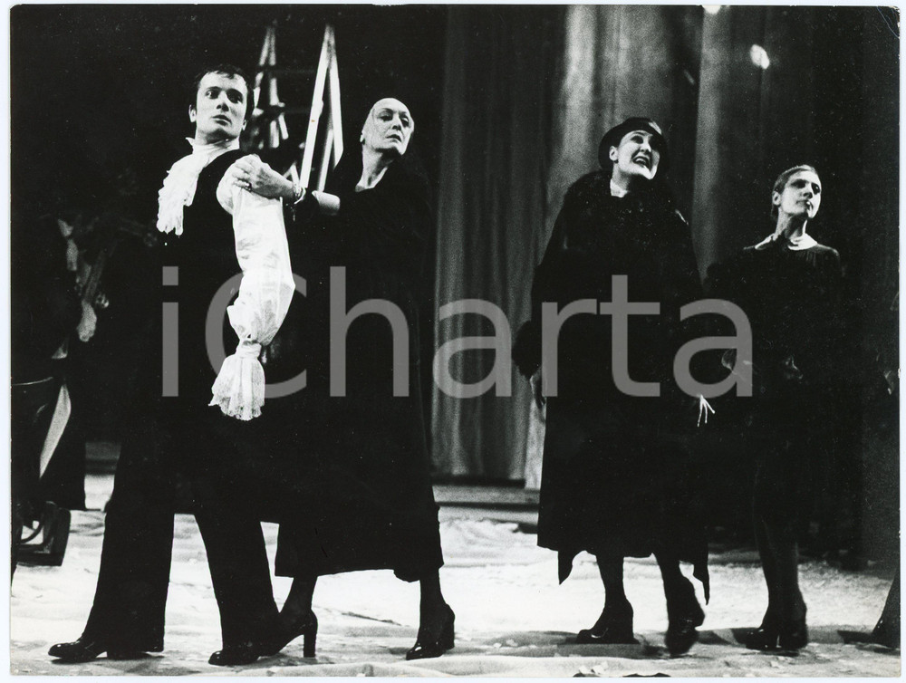 1973 TEATRO DELL'AQUILA "La figlia di Iorio" - Aldo RUFFINI Gabriella GIACOBBE  Fotografia originale, con didascalia al verso, relativa allo spettacolo "La figlia di Iorio" (regia di Giancarlo Cobelli). FAIR/discreto lievi increspature e piccole piegature angolari Formato: 24x18 cm originale e autentica 1