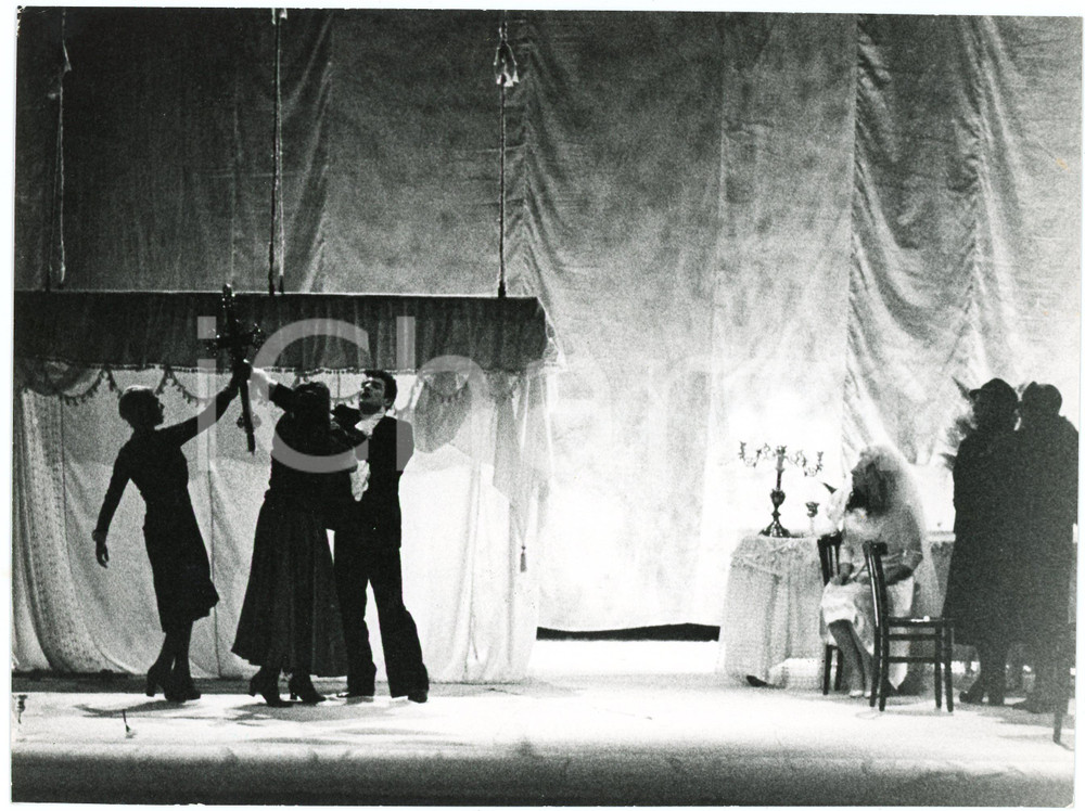 1973 TEATRO DELL'AQUILA "La figlia di Iorio" - Aldo REGGIANI Igea SONNI  Fotografia originale, con didascalia al verso, relativa allo spettacolo "La figlia di Iorio" (regia di Giancarlo Cobelli). GOOD/buono  Formato: 22x17 cm originale e autentica 1