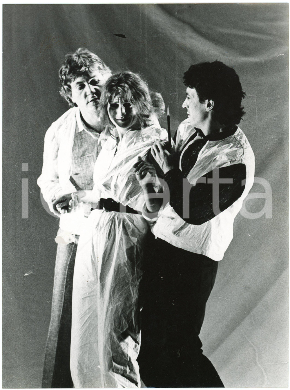 1985 THEATRE DES CARMES "Tout Hugo d'un seul coup" regia André Benedetto *Foto  Fotografia originale, con didascalia al verso. GOOD/buono minimi graffi e difetti di stampa Formato: 18x24 cm originale e autentica 1