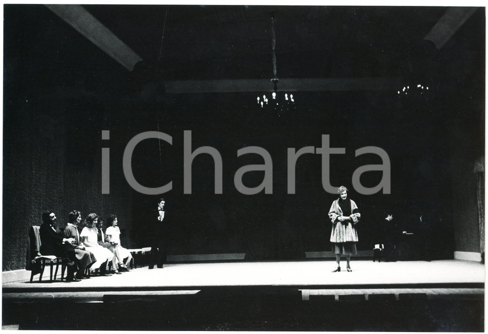 1975 ca BRESCIA Compagnia della Loggetta "Così è, se vi pare" (2) Foto 24x18 cm  Fotografia originale, con timbro e didascalia al verso.Si tratta dello spettacolo "Cos&igrave; &egrave;, se vi pare" di Pirandello, per la regia di Massimo Castri.  GOOD/buono  Formato: 24x16 cm originale e autentica 1