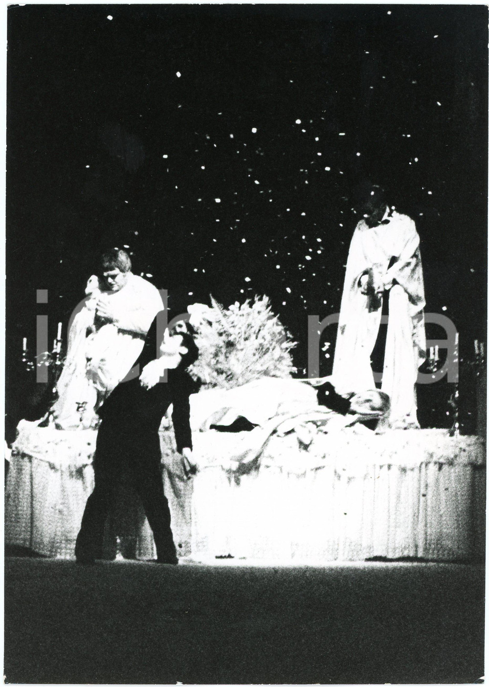 1973 TEATRO DELL'AQUILA "La figlia di Iorio" - Ennio GROGGIA Marco GAGLIARDO  Fotografia originale, con didascalia al verso, relativa allo spettacolo "La figlia di Iorio" (regia di Giancarlo Cobelli). GOOD/buono  Formato: 15x22 cm originale e autentica 1
