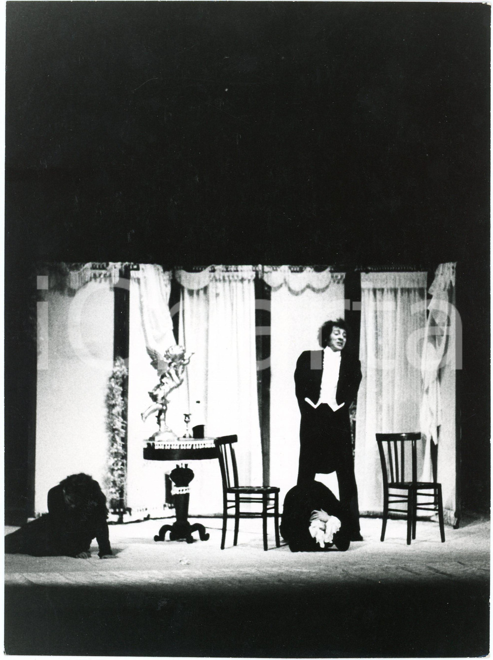 1973 TEATRO DELL'AQUILA "La figlia di Iorio" regia G. COBELLI - Foto  Fotografia originale, con didascalia al verso, relativa allo spettacolo "La figlia di Iorio" (regia di Giancarlo Cobelli). GOOD/buono  Formato: 15x22 cm originale e autentica 1