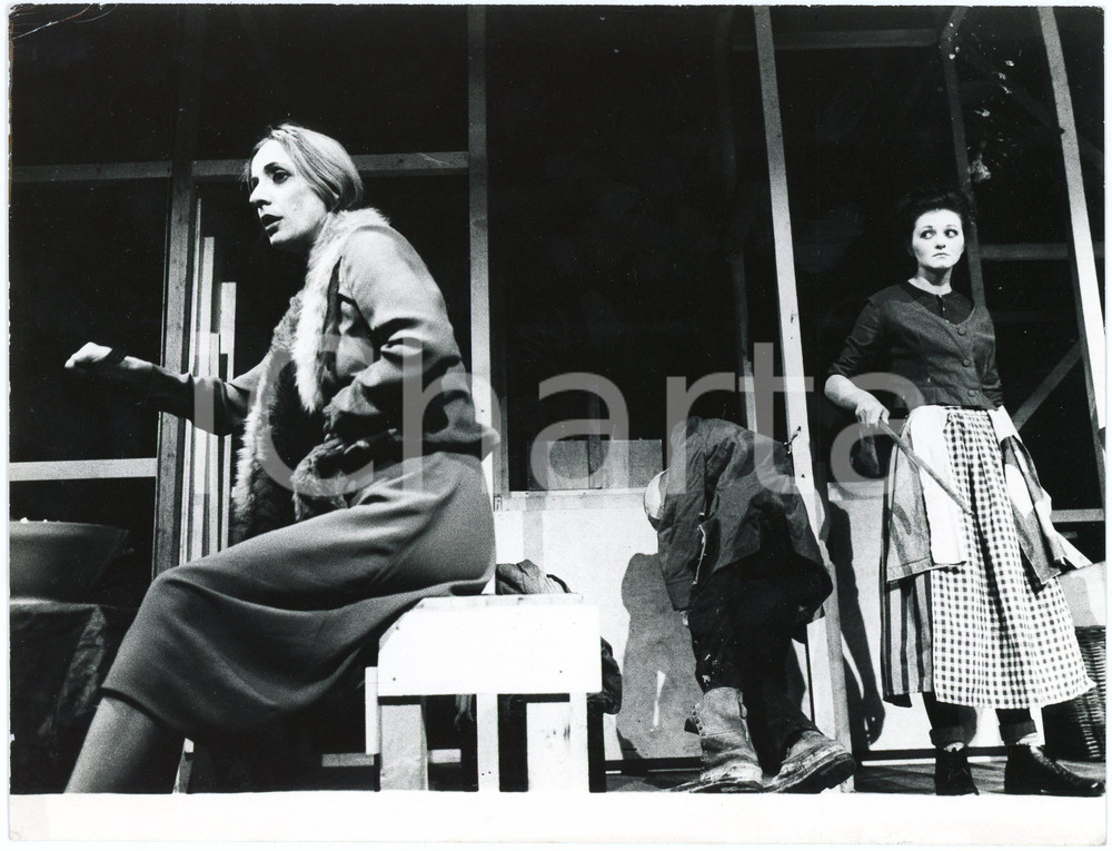 1972 TEATRO BRESCIA "I costruttori d'imperi" - regia  M. CASTRI *Foto 24x18 cm  Fotografia originale, con didascalia al verso. FAIR/discreto piegature angolari e difetti di stampa Formato: 24x18 cm originale e autentica 1