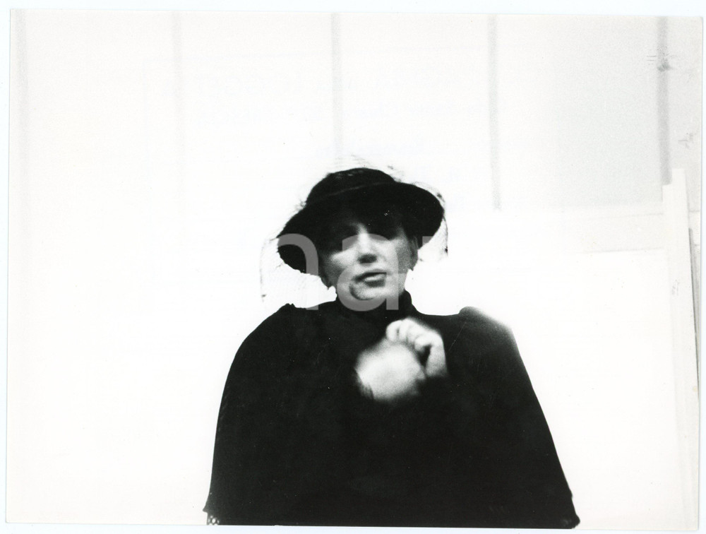 1980 TEATRO BRESCIA Compagnia della Loggetta "Rosmersholm" Piera DEGLI ESPOSTI  Fotografia originale, con timbro e didascalia al verso.Si tratta dello spettacolo "Rosmersholm" di Ibsen, per la regia di Massimo Castri.  GOOD/buono  Formato: 24x18 cm originale e autentica 1