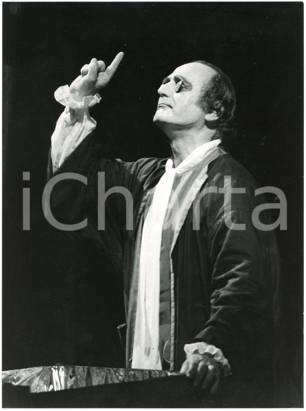 1978 TEATRO Goldoni "Il vero amico" Regia Gabriele LAVIA - Renato DE CARMINE  Fotografia originale, con didascalia al verso. GOOD/buono  Formato: 18x24 cm originale e autentica 1