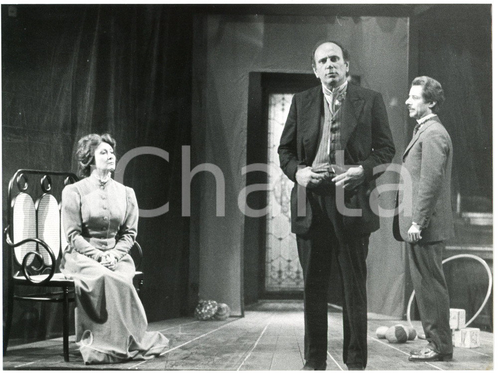 1980 MILANO TEATRO FILODRAMMATICI "Tristi amori" Regia Mario MARINI - Foto  Fotografia originale, con didascalia al verso.Sono in scena Miriam Crotti, Lino Troisi e Riccardo Pradella. GOOD/buono ma lievi sovraimpressioni al recto e difetti di stampa Formato: 24x18 cm originale e autentica 1