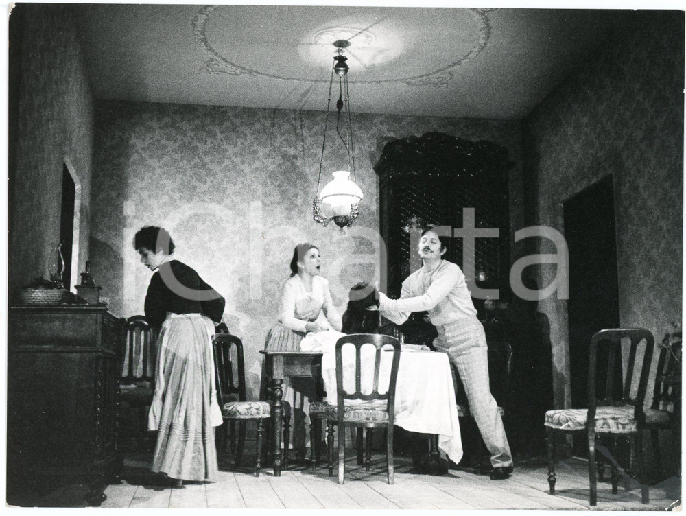 1976 Gruppo TEATRO E AZIONE "Il matrimonio della Lena" Regia Lamberto PUGGELLI  Fotografia originale, con didascalia al verso.Sono in scena Rossana Bassani, Marisa Minelli ed Enrico Carabelli. GOOD/buono ma lievi sbrecciature angolari Formato: 24x18 cm originale e autentica 1