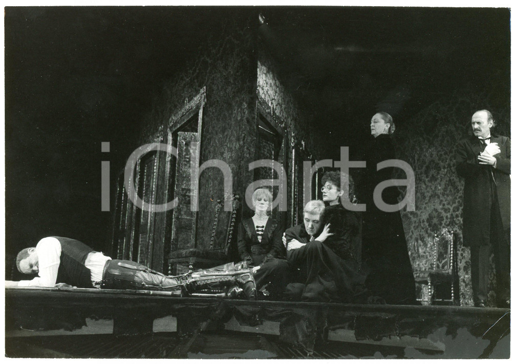 1976 Cooperativa TEATRO UOMO "Una madre" Regia Lamberto PUGGELLI - Foto  Fotografia originale, con didascalia al verso. FAIR/discreto piegature angolari Formato: 24x18 cm originale e autentica 1