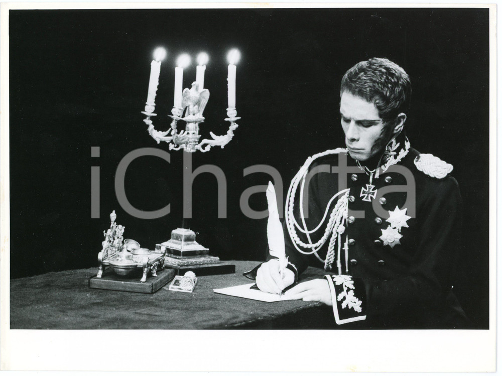 1983 Compagnia TEATRO ELISEO "Principe di Homburg" Gabriele LAVIA - Foto  Fotografia originale, con didascalia al verso. FAIR/discreto macchie al verso Formato: 24x18 cm originale e autentica 1