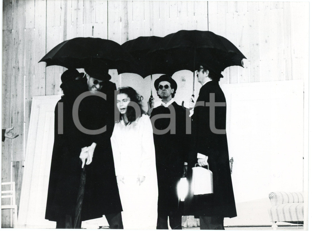 1978 BRESCIA Compagnia della Loggetta "Edipo" - regia  M. CASTRI *Foto 24x18 cm  Fotografia originale, con timbro e didascalia al verso.Sono presenti in scena: Ruggero Dondi, Patrizia Mulas Zappa, Gigi Castejon ed Ermes Scaramelli. GOOD/buono  Formato: 24x18 cm originale e autentica 1