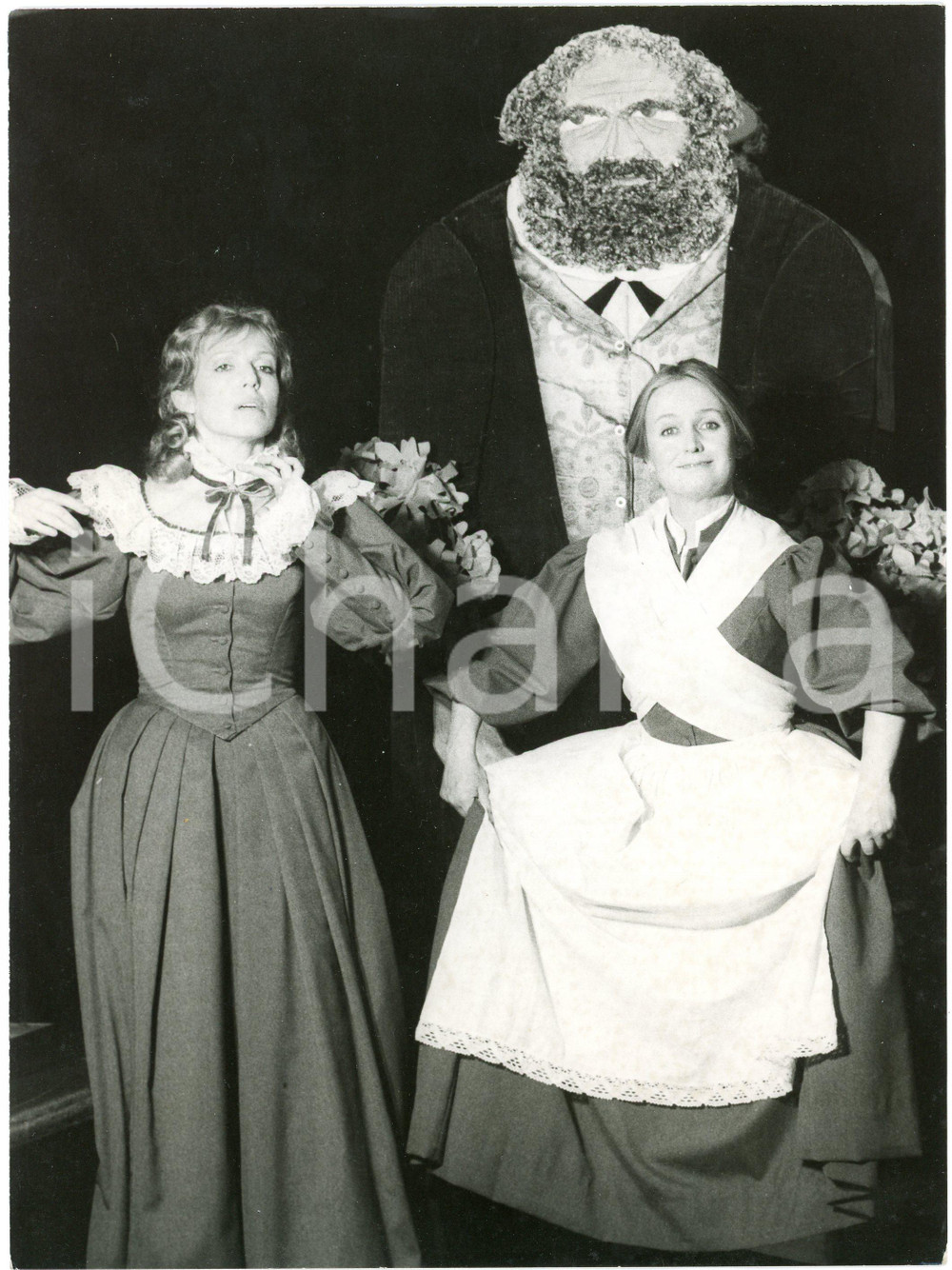 1980 TEATRO "Marx, la moglie e la fedele governante"Victoria ZINNY Bianca GALVAN  Fotografia originale, con didascalia al verso. GOOD/buono  Formato: 18x24 cm originale e autentica 1