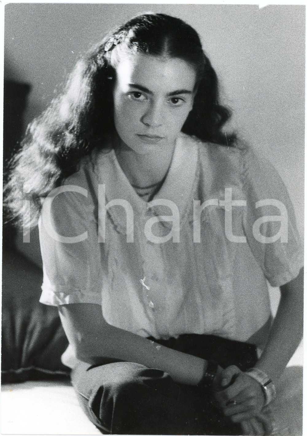 1980 ca TEATRO BRESCIA Patrizia ZAPPA MULAS - Ritratto - FOTO  Fotografia originale, con didascalia al verso. FAIR/discreto piccolo strappo al lato superiore Formato: 18x24 cm originale e autentica 1