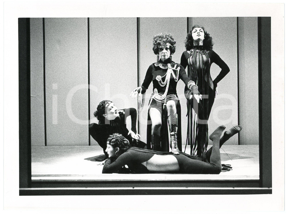 1980 ca TEATRO Delia BARTOLUCCI Rita FALCONE Emiliana PERINA Viviana NICODEMO  Fotografia originale, con didascalia al verso. GOOD/buono  Formato: 24x18 cm originale e autentica 1