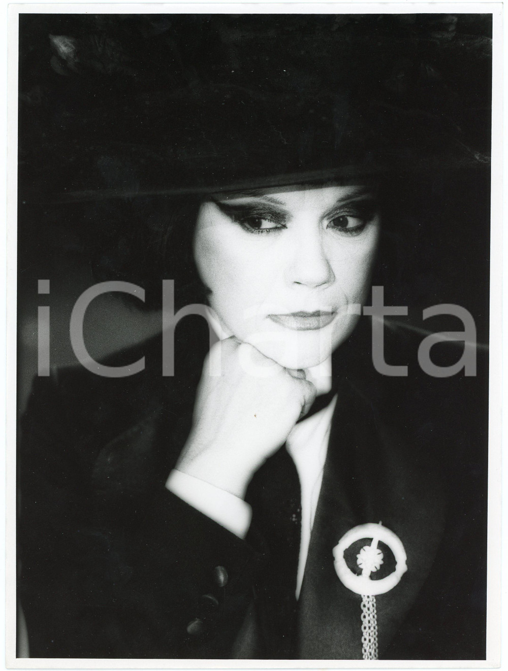 1983 ATER TEATRO Valeria MORICONI in "Ekaterina Ivanovna" - Regia COBELLI  Fotografia originale, con didascalia al verso. GOOD/buono  Formato: 18x24 cm originale e autentica 1
