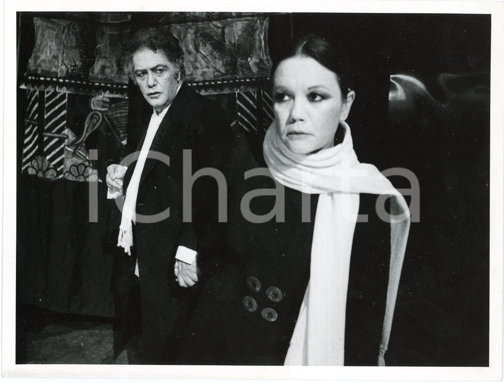 1976 TEATRO Valeria MORICONI Franco ENRIQUEZ - "Le notti bianche" Dostoevskij  Fotografia originale, con didascalia al verso. FAIR/discreto piccola piegatura al lato inferiore Formato: 24x18 cm originale e autentica 1