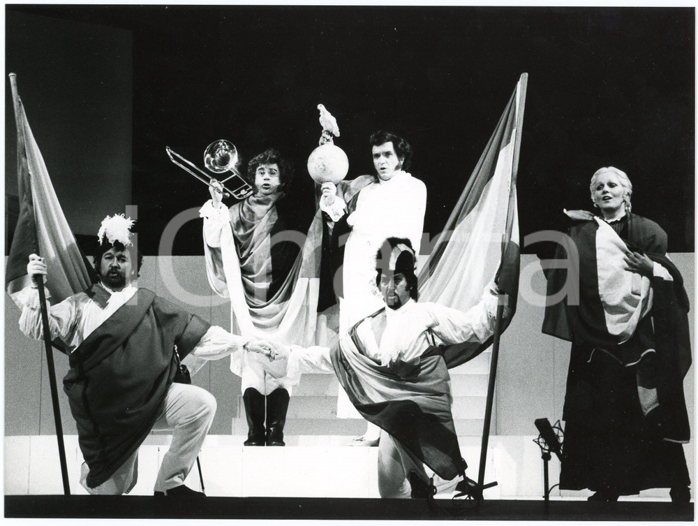 1984 TEATRO ALLA SCALA "Il viaggio a Reims" - Luigi DE CORATO Katia RICCIARELLI  Fotografia originale, con didascalia al verso. GOOD/buono  Formato: 24x18 cm originale e autentica 1