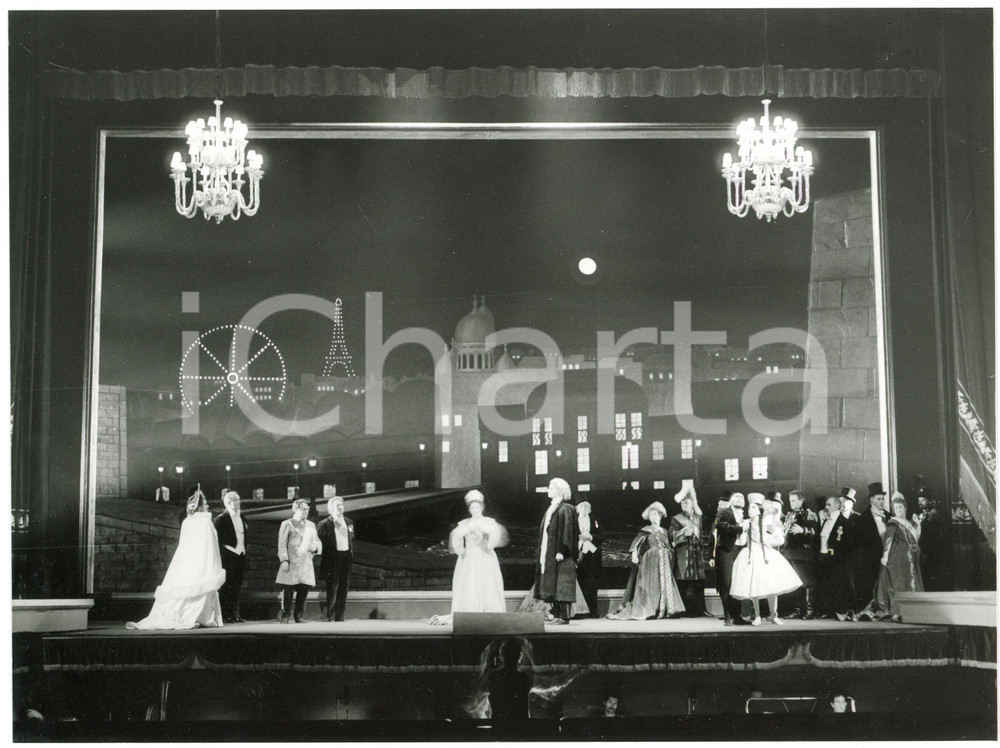 1986 VERONA Teatro Filarmonico - "Fedora" di Umberto Giordano - Bruna BAGLIONI  Fotografia originale, con didascalia al verso. FAIR/discreto lievi sovraimpressioni Formato: 24x18 cm originale e autentica 1