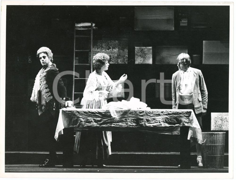 1986 "La locandiera" - Regia G. COBELLI - Pino MICOL Carla GRAVINA Massimo BELLI  Fotografia originale, con didascalia al verso. FAIR/discreto lievi sovraimpressioni; piccole piegature Formato: 24x18 cm originale e autentica 1