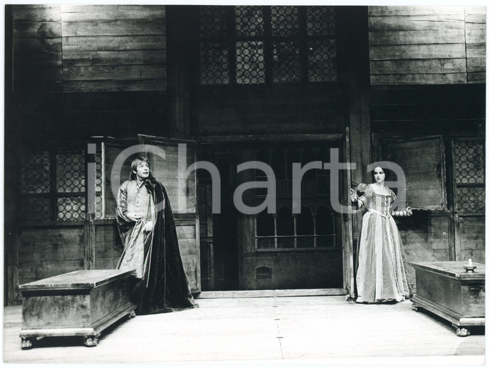 1982 TEATRO BRESCIA Compagnia della Loggetta "La Venexiana" - BELLI - CRIPPA  Fotografia originale, con timbro e didascalia al verso.Sono in scena Massimo Belli e Maddalena Crippa. GOOD/buono  Formato: 24x18 cm originale e autentica 1
