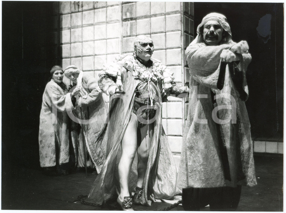 1981 ATER Emilia-Romagna TEATRO - "Turandot" - Regia Giancarlo COBELLI *Foto  Fotografia originale, con didascalia al verso. FAIR/discreto alone al lato sinistro Formato: 24x18 cm originale e autentica 1