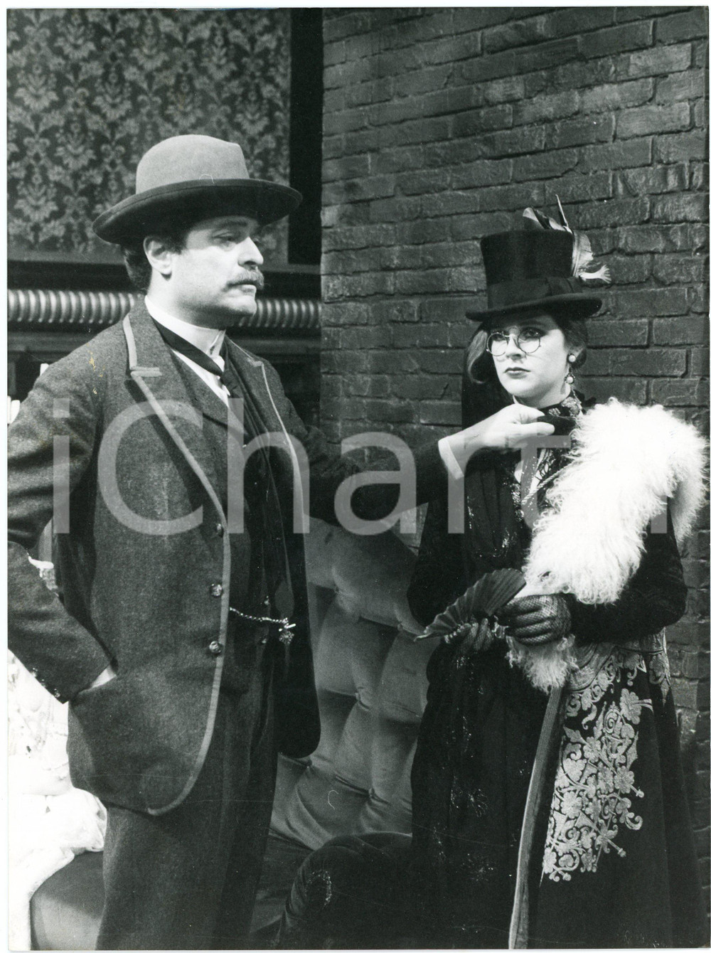 1980 TEATRO - RAI TV Sergio FANTONI Pamela VILLORESI in "Lulù" regia MISSIROLI  Fotografia originale, con didascalia al verso. FAIR/discreto difetti di stampa e residui cartacei al verso Formato: 18x24 cm originale e autentica 1