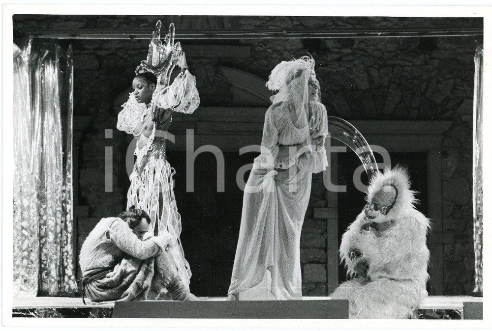 1977 TEATRO Festival BORGIO VEREZZI "La Venexiana" - Regia COBELLI - Foto  Fotografia originale, con didascalia al verso, che mostra una scena dello spettacolo con regia di Giancarlo Cobelli. GOOD/buono  Formato: 18x13 cm originale e autentica 1