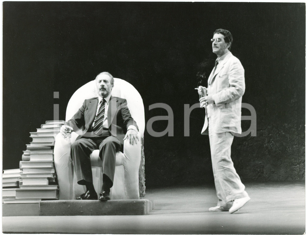 1976 PRATO Teatro Metastasio - "Terra di nessuno" Romolo VALLI Giorgio DE LULLO Fotografia originale, con didascalia al verso. GOOD/buono  Formato: 24x18 cm originale e autentica 1