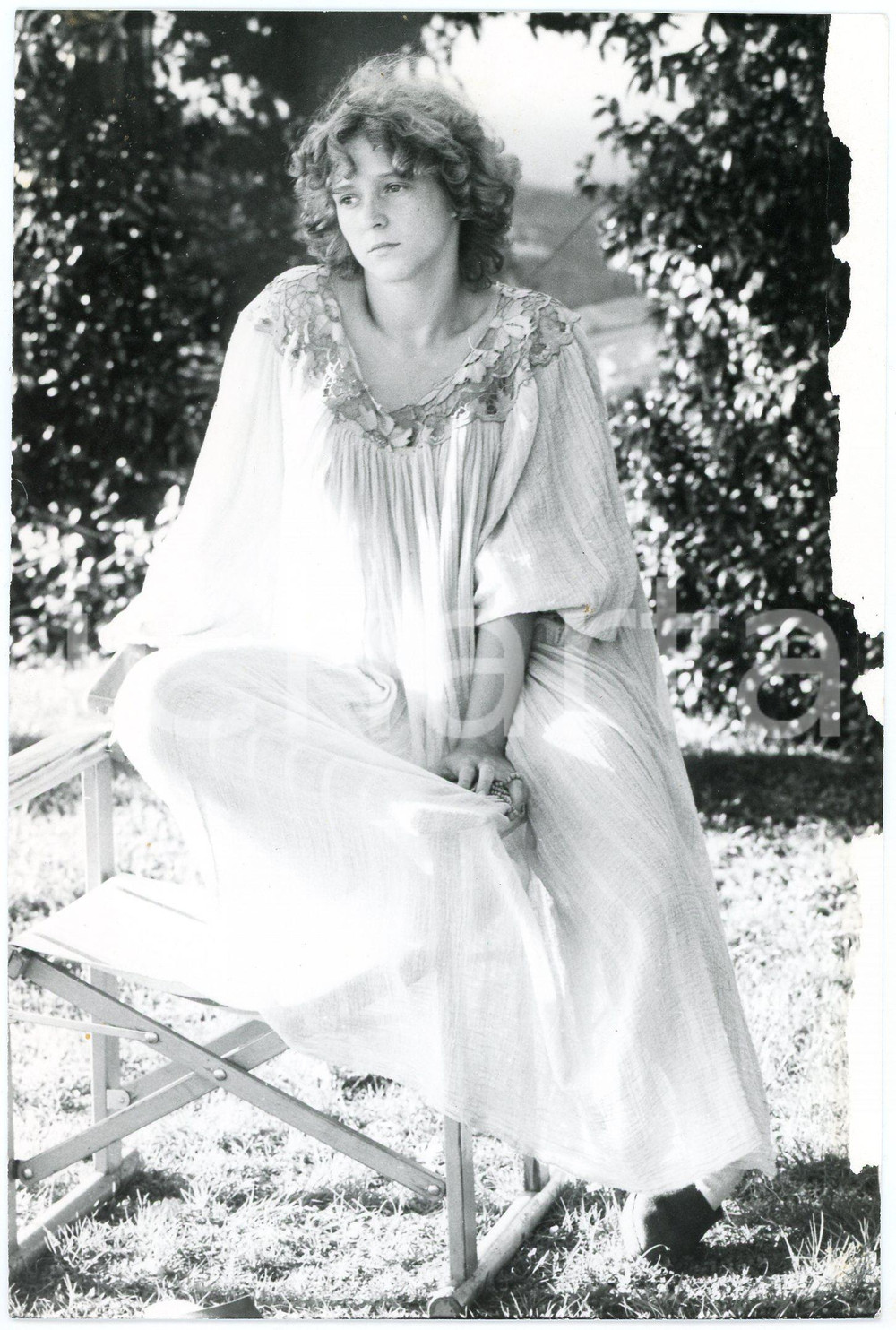 1980 ca ITALIA TEATRO Attrice in costume di scena  - Foto DANNEGGIATA 13x18 cm  Fotografia originale. VERY POOR/gravemente danneggiato piegatura al lato destro con vasta abrasione Formato: 13x18 cm originale e autentica 1