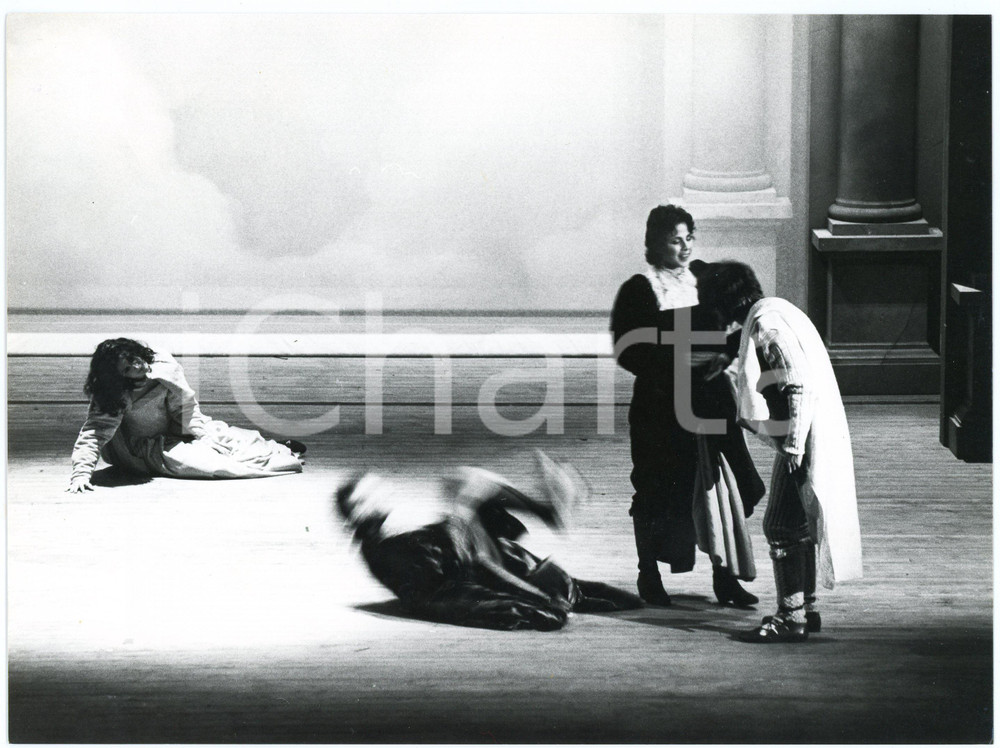 1981 Compagnia TEATRO CARCANO "Come vi piace" Roberto HERLITZKA Ottavia PICCOLO  Fotografia originale, con didascalia al verso. GOOD/buono  Formato: 24x18 cm originale e autentica 1