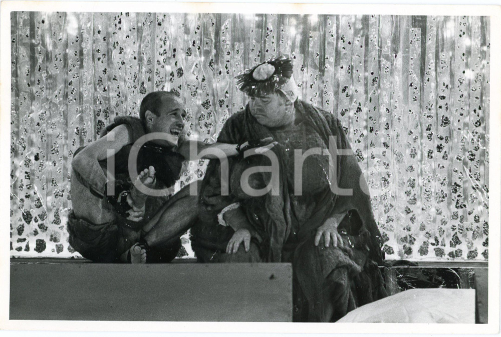 1977 TEATRO BORGIO VEREZZI "La Venexiana" Regia COBELLI - Ennio GROGGIA Foto (4)  Fotografia originale, con didascalia al verso, che mostra una scena dello spettacolo con regia di Giancarlo Cobelli. GOOD/buono  Formato: 18x13 cm originale e autentica 1
