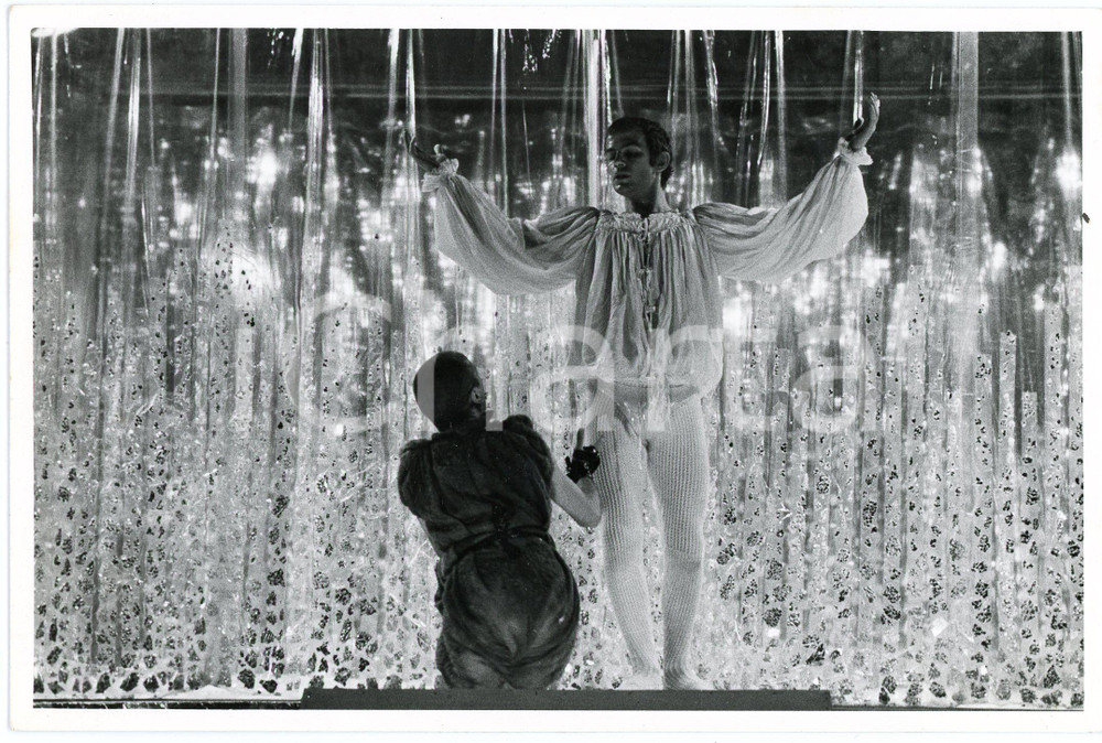 1977 TEATRO Festival BORGIO VEREZZI "La Venexiana" - Regia COBELLI - Foto (3)  Fotografia originale, con didascalia al verso, che mostra una scena dello spettacolo con regia di Giancarlo Cobelli. GOOD/buono  Formato: 18x13 cm originale e autentica 1