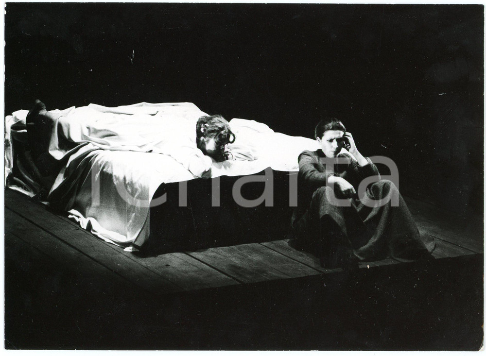 1976 TEATRO "Otello" Shakespeare - Regia Gabriele LAVIA - Elisabetta CARTA  Fotografia originale, con didascalia al verso. GOOD/buono minime smussature angolari Formato: 18x13 cm originale e autentica 1
