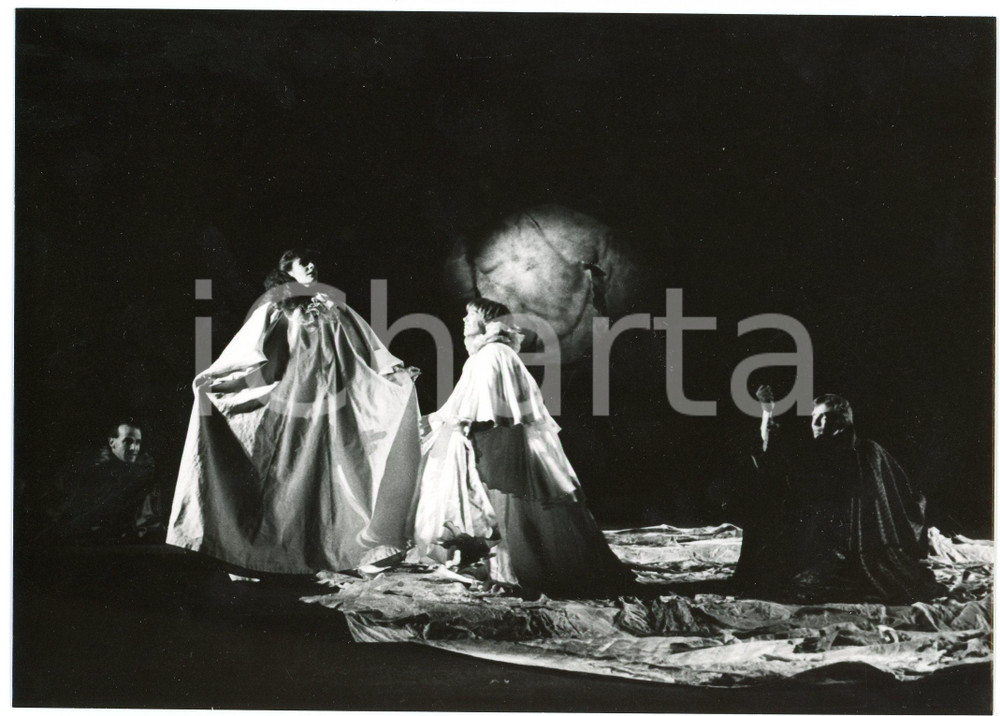 1978 VERONA TEATRO "Il mercante di Venezia" Mita MEDICI Maria Teresa MARTINO Fotografia originale, con didascalia manoscritta al verso.In scena &egrave; presente anche Massimo Belli. GOOD/buono  Formato: 18x13 cm originale e autentica 1