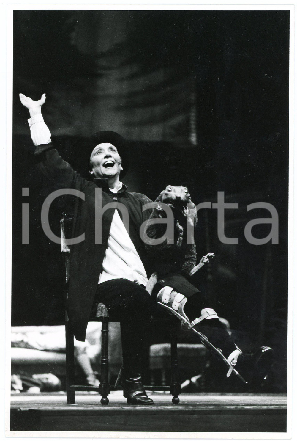 1985 TEATRO Maria CASARES in "La nuit de Madame Lucienne" Regia J. LAVELLI *Foto  Fotografia originale, con didascalia al verso. GOOD/buono  Formato: 14x20 cm originale e autentica 1