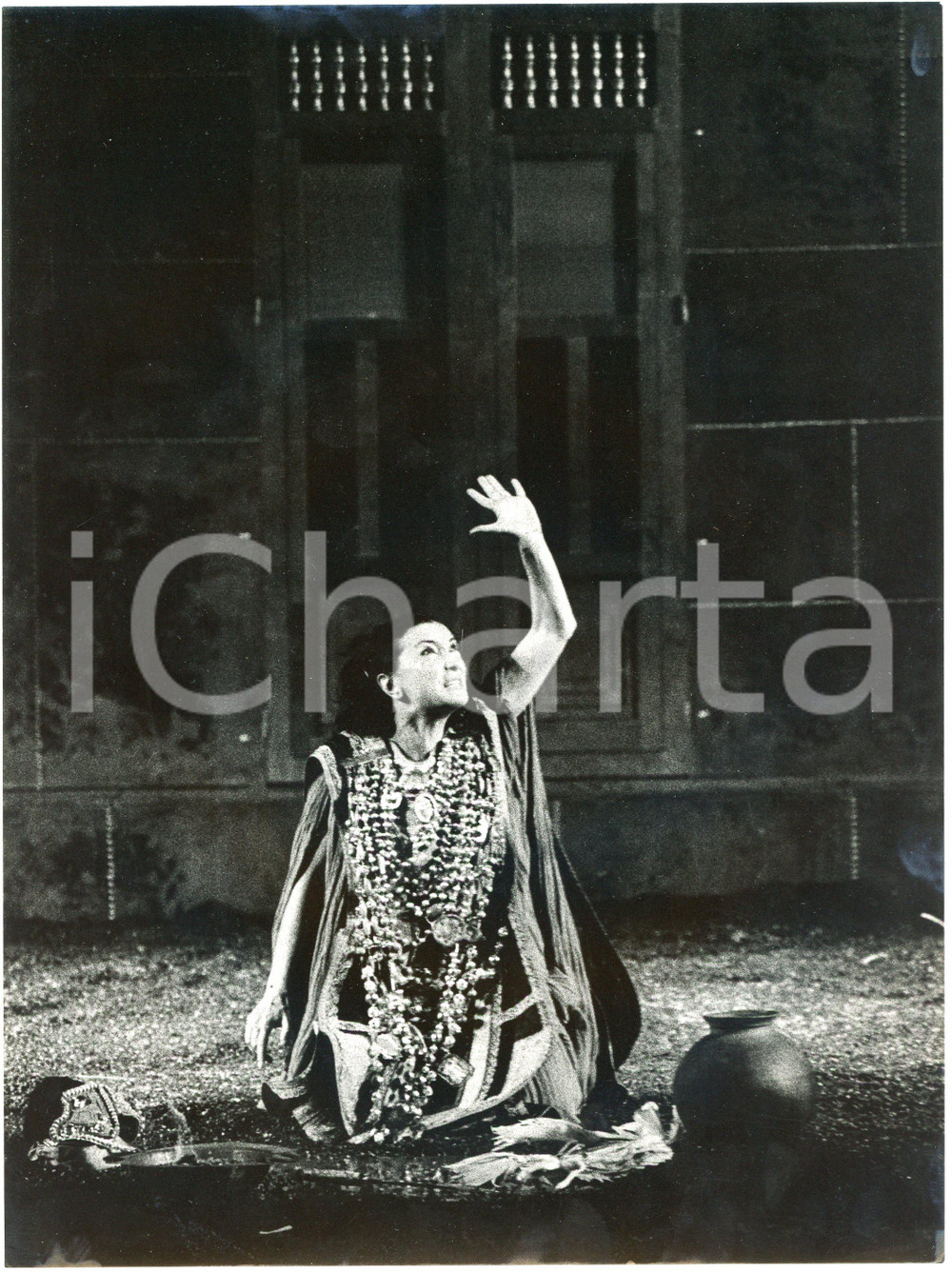 1981 BARCELONA TEATRO "Medea" - Nuria ESPERT -  Foto di scena (2)  Fotografia originale, con didascalia al verso. GOOD/buono  Formato: 18x24 cm originale e autentica 1