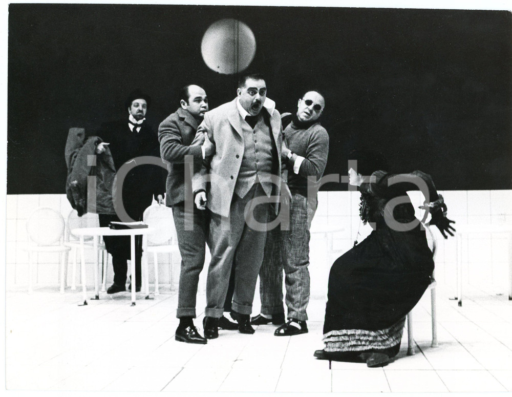 1980 ca TEATRO ITALIA "La pazza di Chaillot" - Foto di scena 24x18 cm  Fotografia originale, con didascalia al verso. GOOD/buono minime piegature angolari Formato: 24x18 cm originale e autentica 1