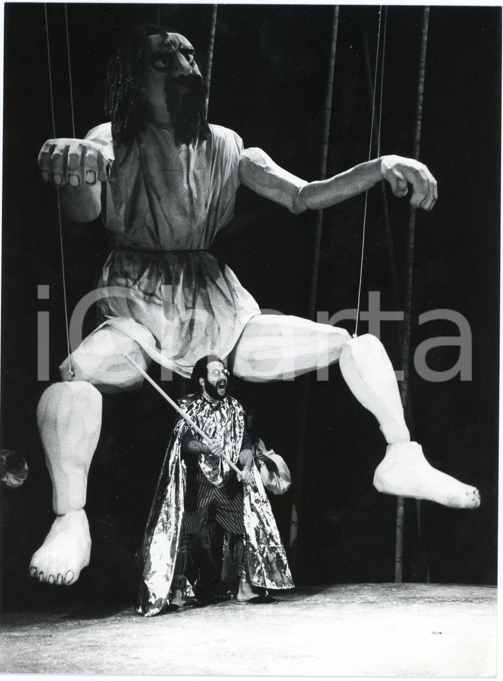 1983 ITALIA TEATRO Scena con burattino gigante  - Foto 18x24 cm  Fotografia originale. GOOD/buono  Formato: 18x24 cm originale e autentica 1
