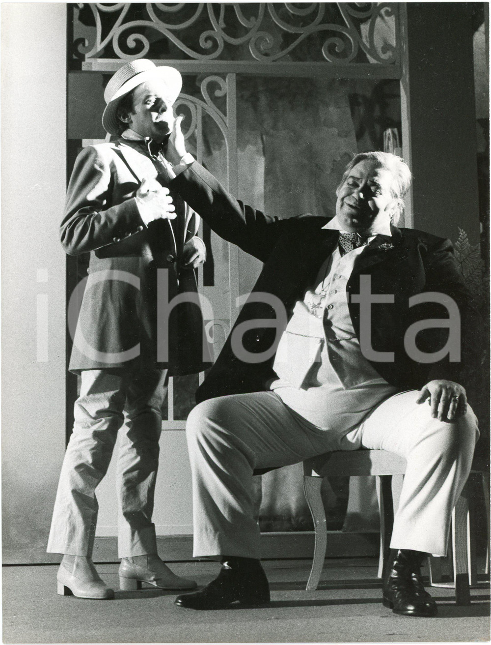 1980 ca ITALIA TEATRO Coppia di attori in scena  - Foto 18x24 cm  Fotografia originale. GOOD/buono  Formato: 18x24 cm originale e autentica 1