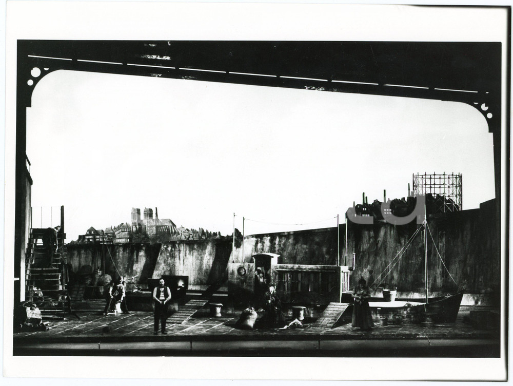 1983 FIRENZE Maggio Musicale - "Il tabarro" di G. PUCCINI - Foto di scena  Fotografia originale, con didascalia al verso. GOOD/buono  Formato: 24x18 cm originale e autentica 1
