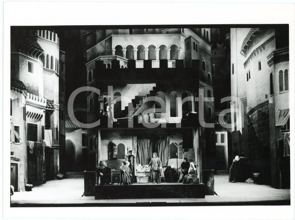 1983 FIRENZE Maggio Musicale - "Gianni Schicchi" di G. PUCCINI - Foto di scena  Fotografia originale, con didascalia al verso. GOOD/buono  Formato: 24x18 cm originale e autentica 1
