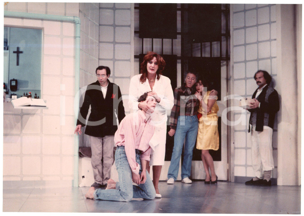 1986 TEATRO BOLZANO "Qualcuno volò sul nido del cuculo" Regia M. BERNARDI Foto 3  Fotografia originale, con didascalia al verso.Sono in scena: Andrea Emeri, Tino Schirinzi, Francesca Benedetti, Giulio Pizzirani, Enzo Turrin e Alessandra Mida.FOTOGRAFO: Studio Pedrotti - Bolzano GOOD/buono  Formato: 20x14 cm originale e autentica 1