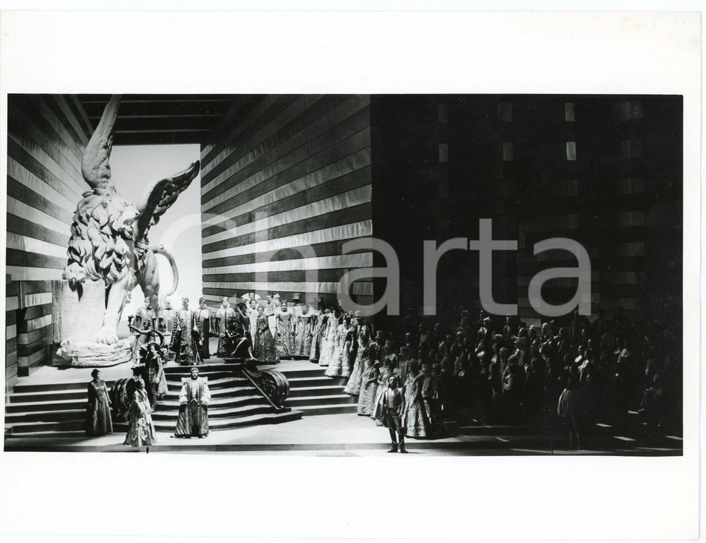 1980 ca FIRENZE Maggio Musicale - "Otello" di G. VERDI - Foto di scena (2)  Fotografia originale, con didascalia al verso. GOOD/buono lieve piegatura marginale e minimi ingiallimenti marginali Formato: 24x18 cm originale e autentica 1