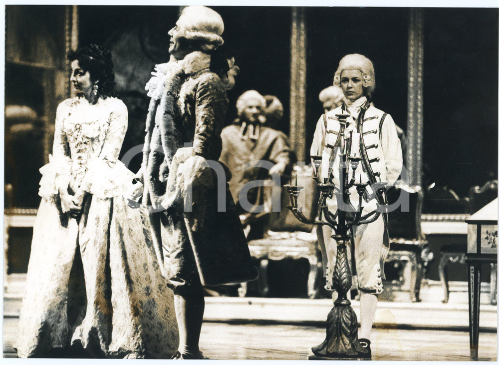 1981 TEATRO DI ROMA "Amadeus" di Peter SHAFFER - Regia G. PRESSBURGER *Foto  Fotografia originale, con didascalia al verso. POOR/danneggiato vasto alone; macchia al lato inferiore Formato: 23x16 cm originale e autentica 1