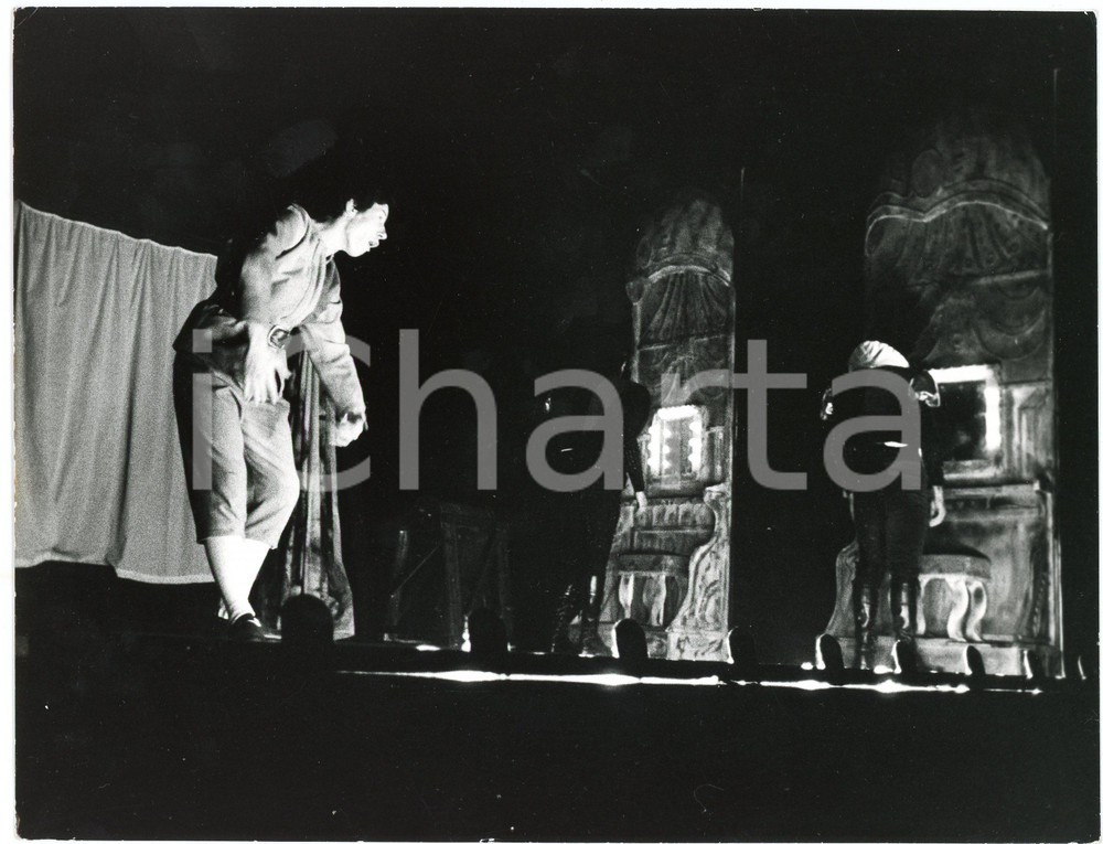 1974 BRESCIA Compagnia della Loggetta "La tempesta" - Regia  M. CASTRI *Foto  Fotografia originale, con timbro e didascalia al verso. GOOD/buono ma minime abrasioni angolari Formato: 24x18 cm originale e autentica 1