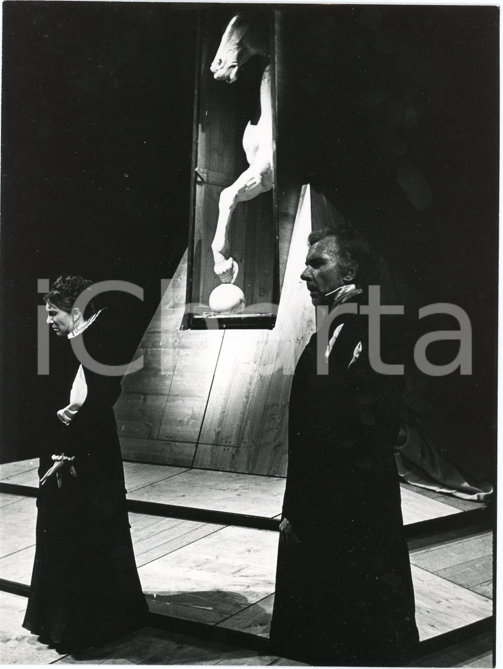 1977 TEATRO COMPAGNIA DELL'ATTO "Rosmersholm" Ileana GHIONE Paolo FERRARI  Fotografia originale, con timbro e didascalia al verso.Si tratta dello spettacolo "Rosmersholm" di Ibsen, per la regia di Mina Mezzadri.  GOOD/buono  Formato: 18x24 cm originale e autentica 1